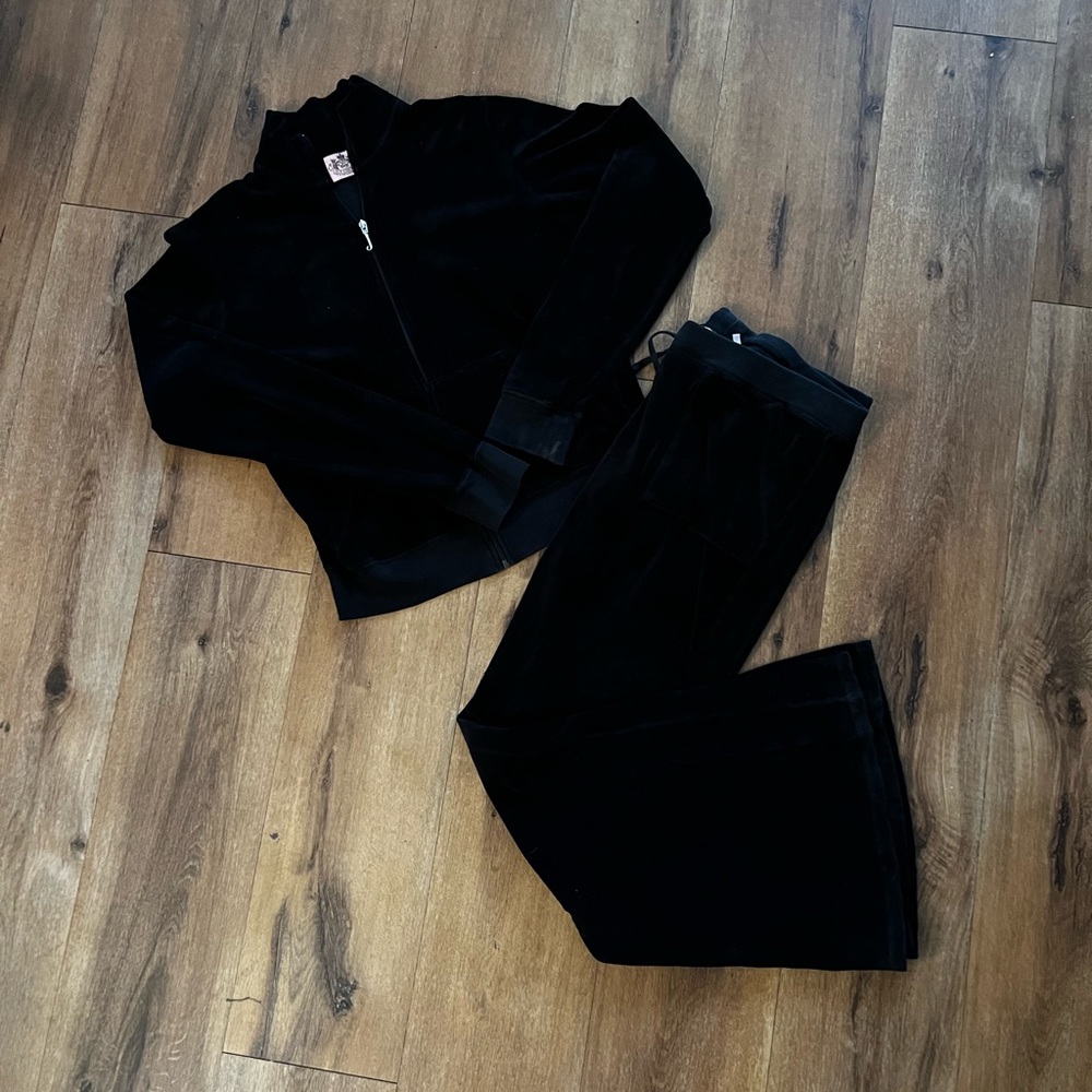 Juicy Couture Women’s 2 piece set, L, valor.